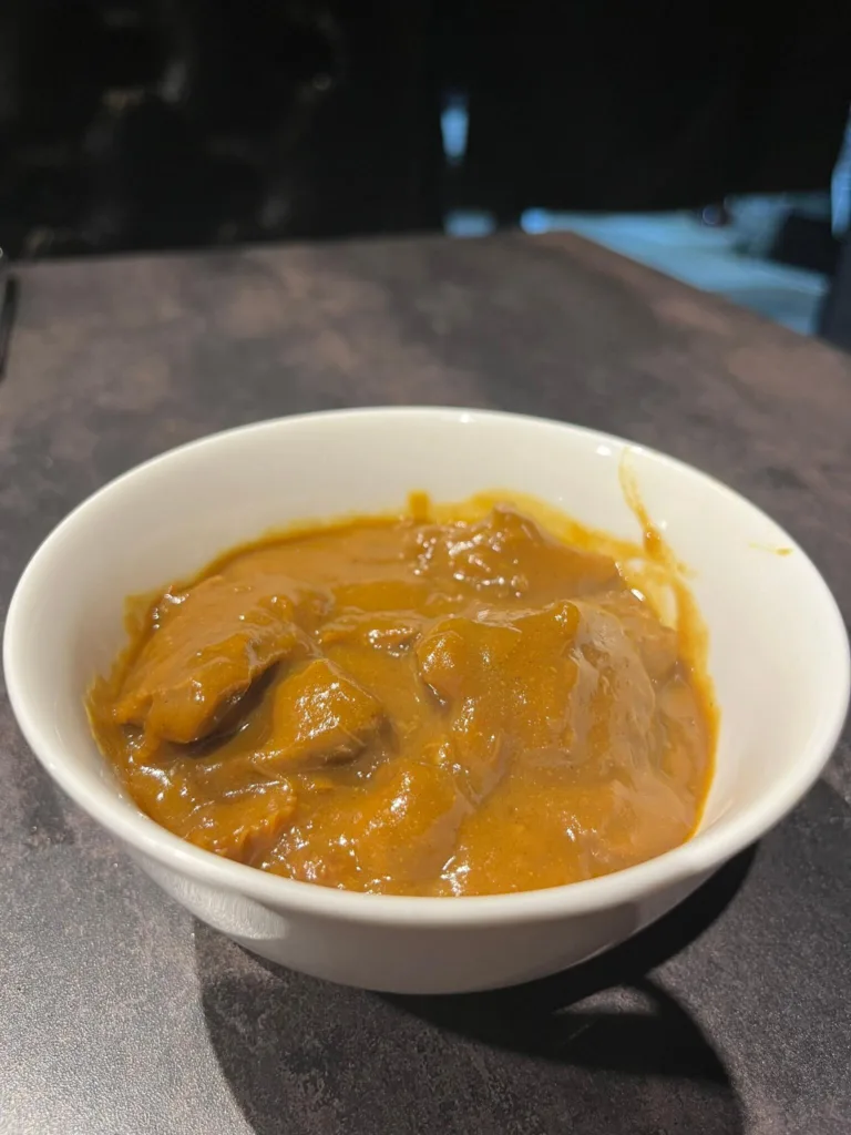 ゴロゴロと牛タンが入ったカレー