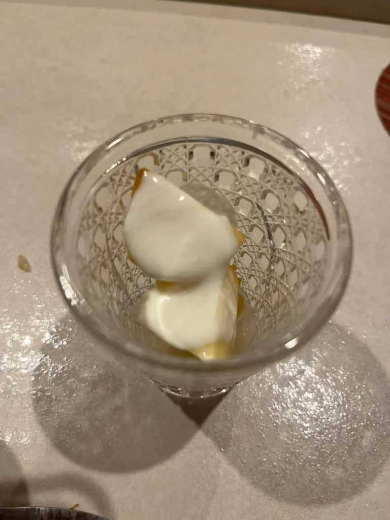 デザートのりんごのヨーグルトソースがけ