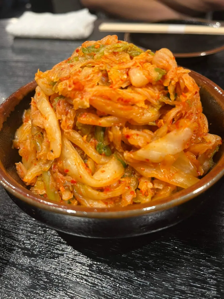 山盛りに盛られた白菜キムチ