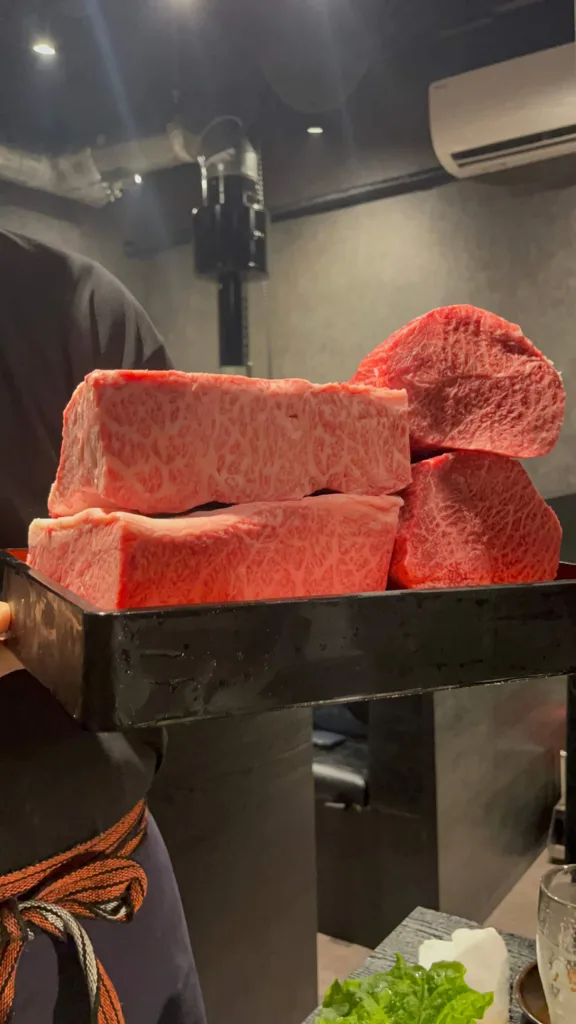 暴飲暴食名物のお肉のパフォーマンス