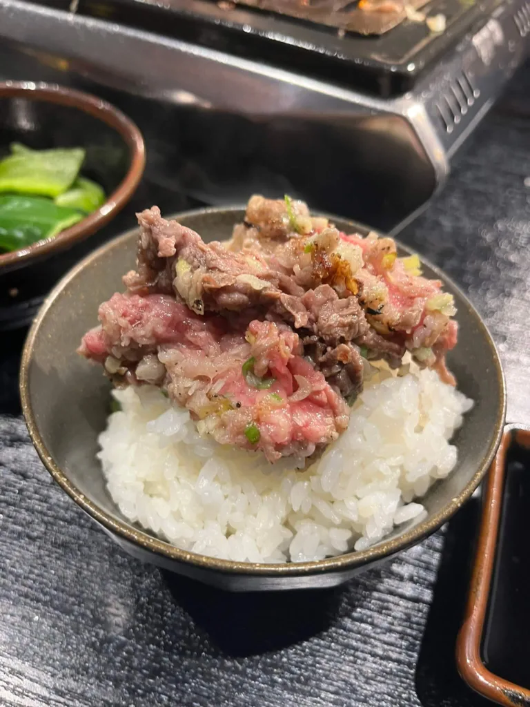 最後はお肉をオンザライス
