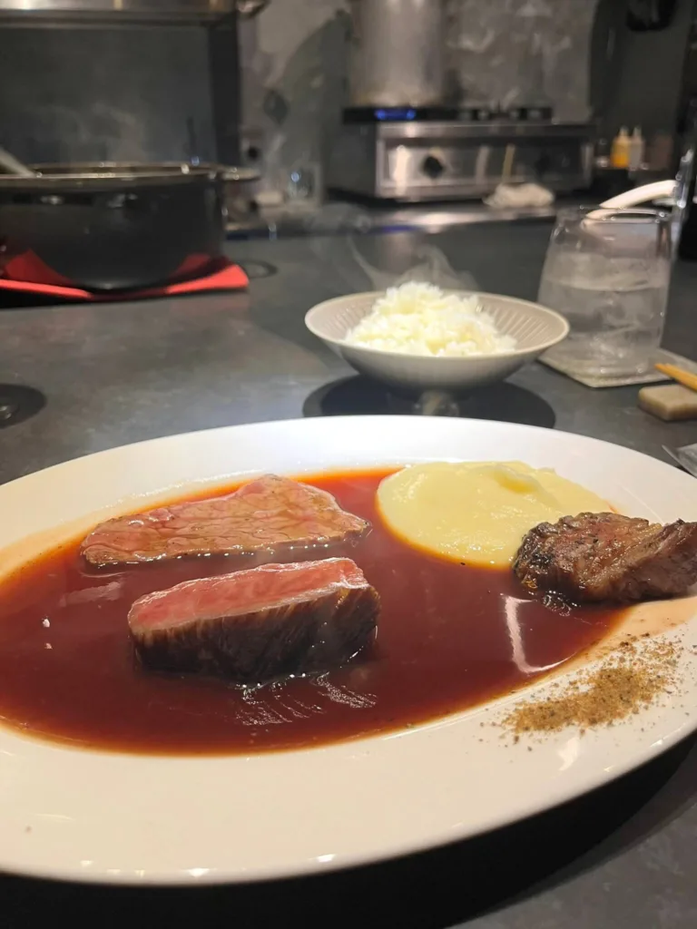 たっぷりとソースがかかったお肉