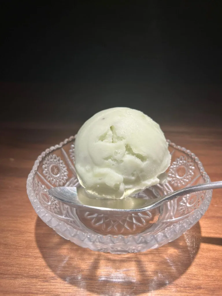 デザートのピスタチオのアイスクリーム