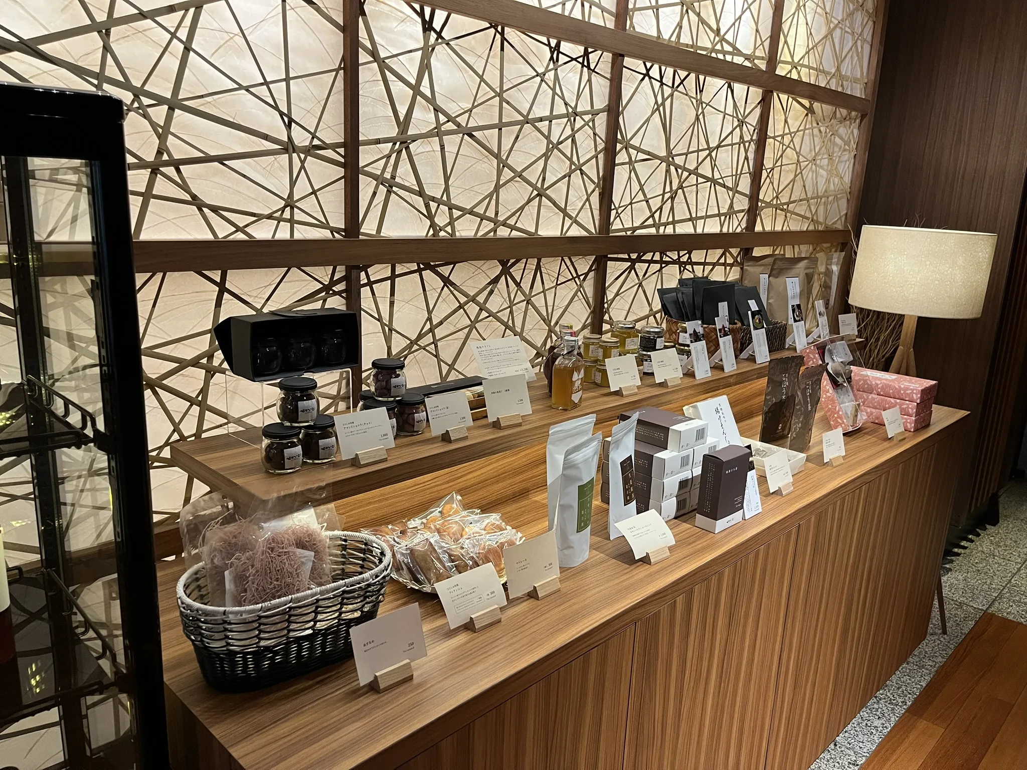 ATAMIせかいえのお土産売り場1