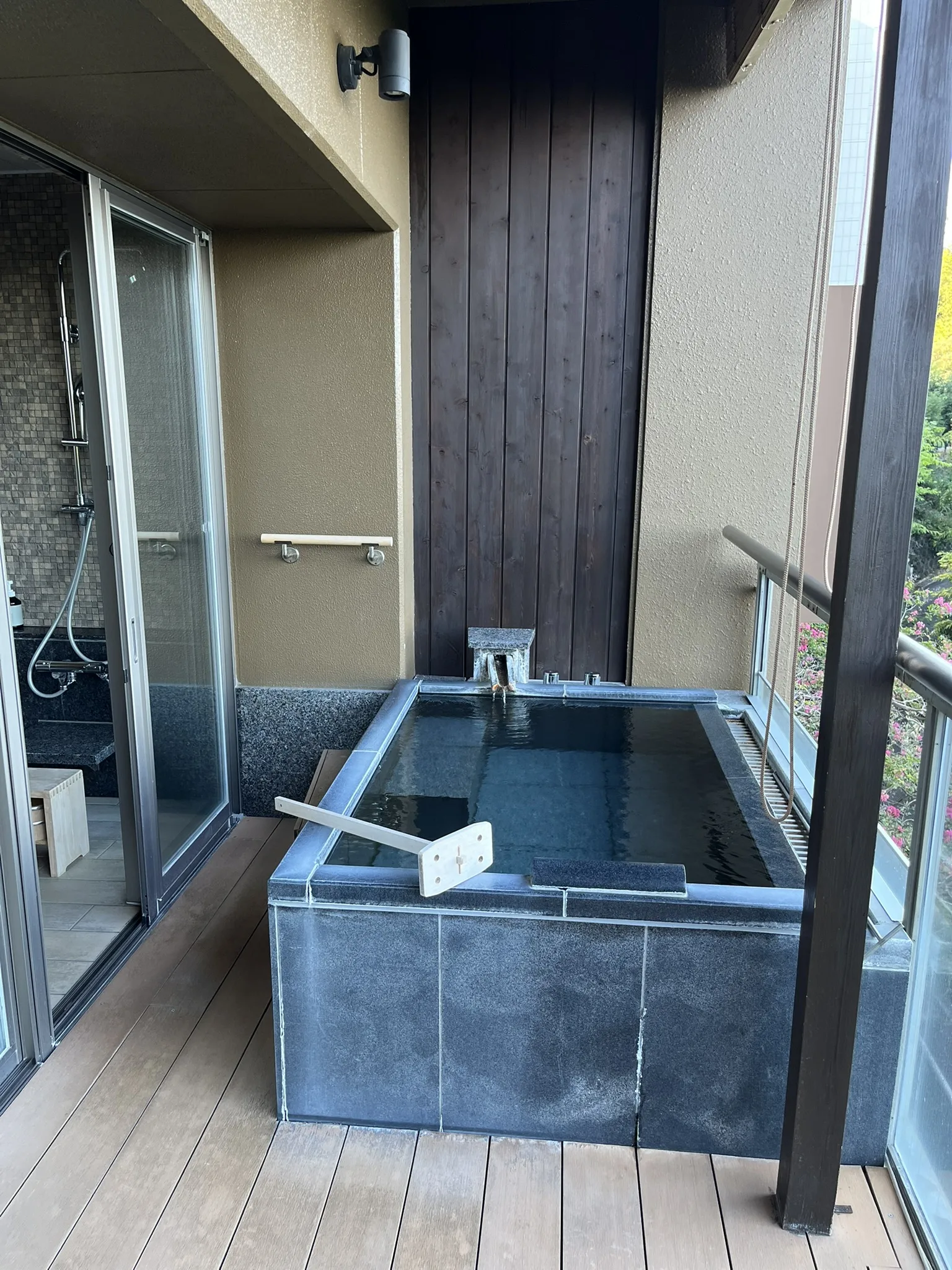ATAMIせかいえの露天風呂1