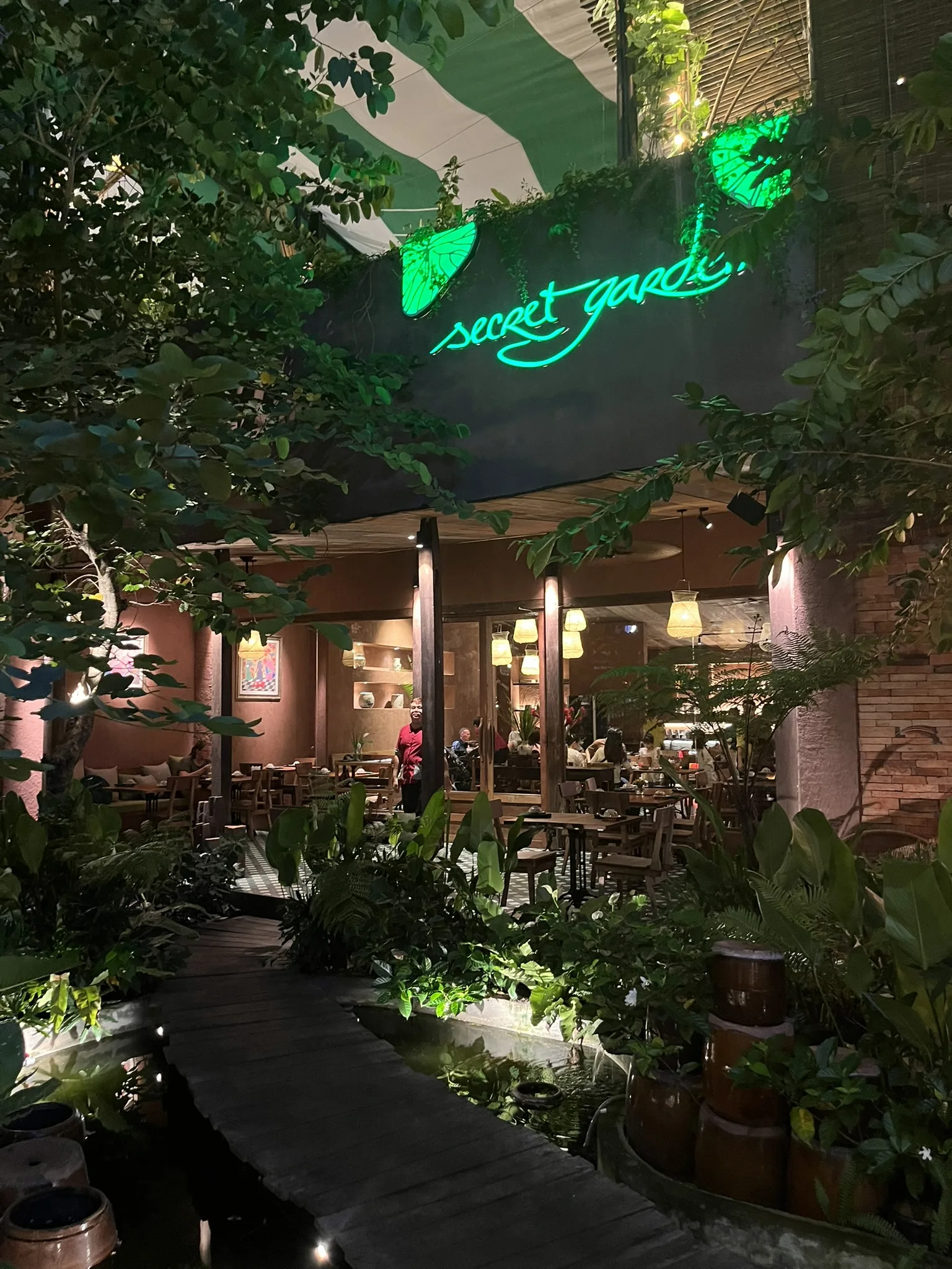 シークレットガーデン外観